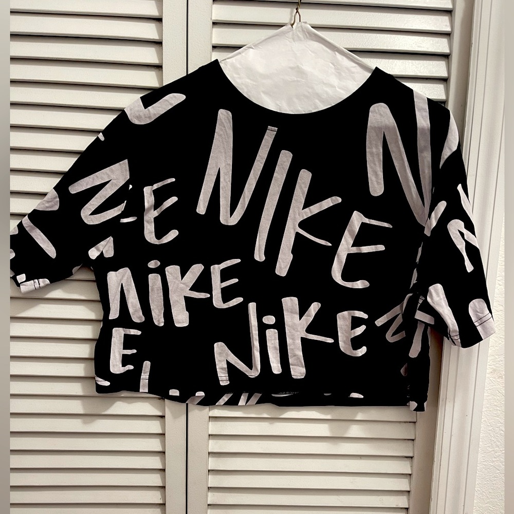 Black Nike Cropped Women’s Athletic Tee